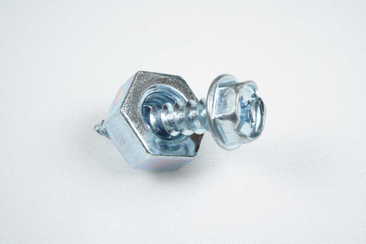 一根螺絲釘在桌面上